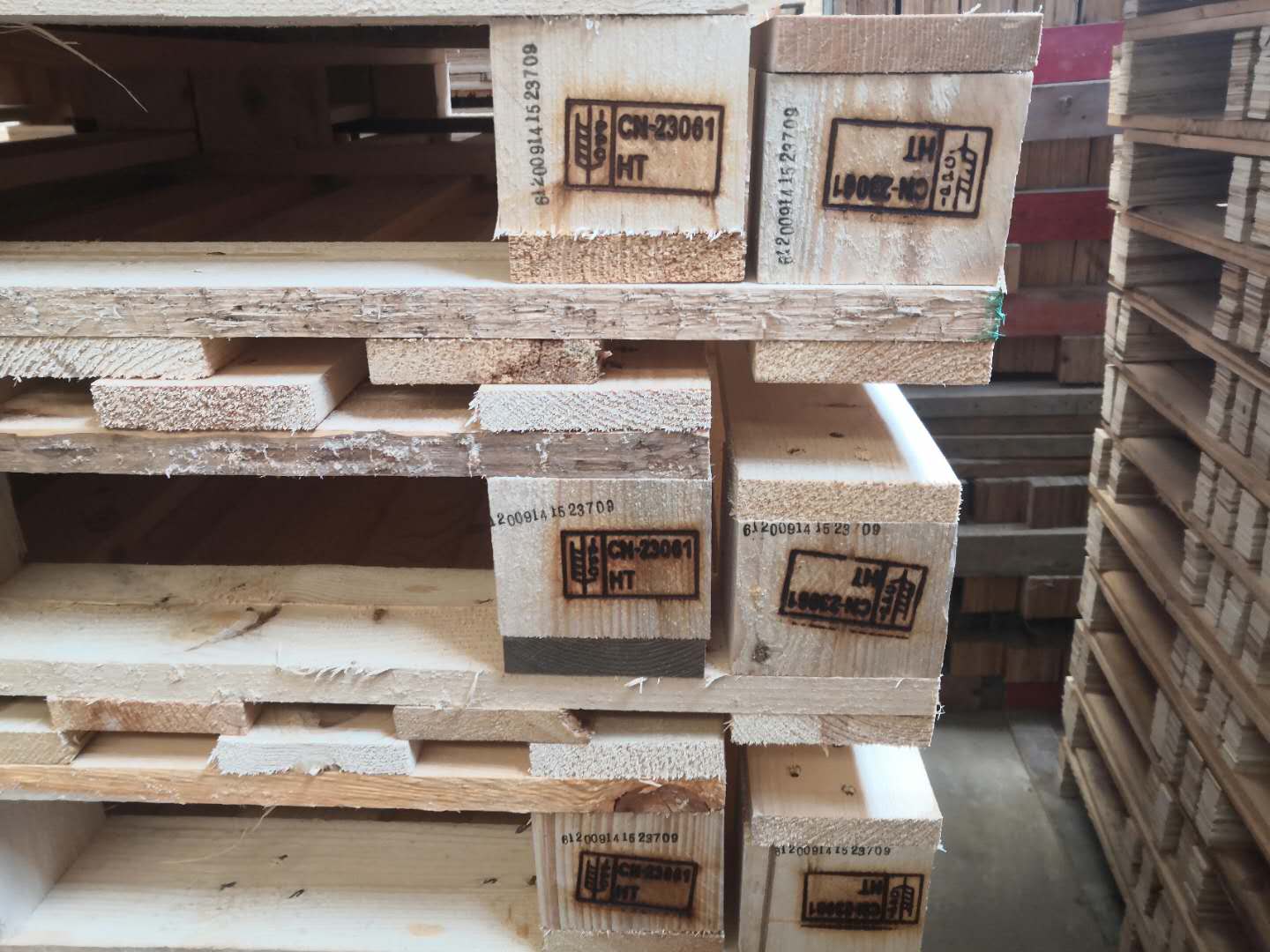 實木熏蒸托盤和歐標托盤有啥區別？